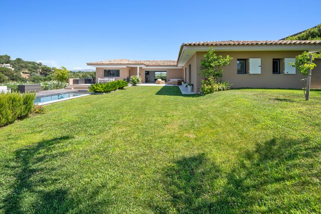 Afficher la photo en grand maison à vendre - 5 pièces - 185.0 m2 - COGOLIN - 83 - PROVENCE-ALPES-COTE-D-AZUR - Century 21 Thomas Thum Immobilier