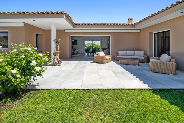 Afficher la photo en grand maison à vendre - 5 pièces - 185.0 m2 - COGOLIN - 83 - PROVENCE-ALPES-COTE-D-AZUR - Century 21 Thomas Thum Immobilier