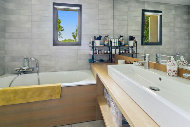 Afficher la photo en grand maison à vendre - 5 pièces - 185.0 m2 - COGOLIN - 83 - PROVENCE-ALPES-COTE-D-AZUR - Century 21 Thomas Thum Immobilier