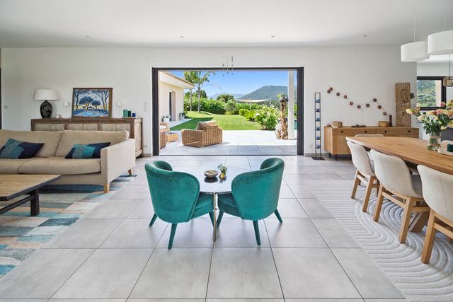 Afficher la photo en grand maison à vendre - 5 pièces - 185.0 m2 - COGOLIN - 83 - PROVENCE-ALPES-COTE-D-AZUR - Century 21 Thomas Thum Immobilier