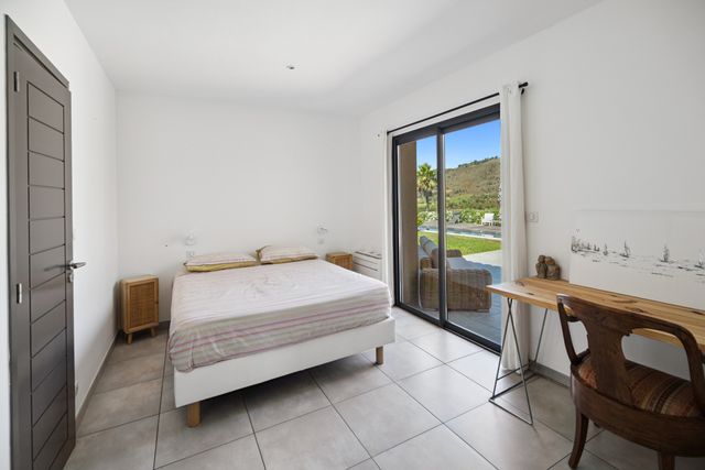 Afficher la photo en grand maison à vendre - 5 pièces - 185.0 m2 - COGOLIN - 83 - PROVENCE-ALPES-COTE-D-AZUR - Century 21 Thomas Thum Immobilier