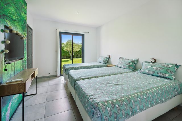 Afficher la photo en grand maison à vendre - 5 pièces - 185.0 m2 - COGOLIN - 83 - PROVENCE-ALPES-COTE-D-AZUR - Century 21 Thomas Thum Immobilier